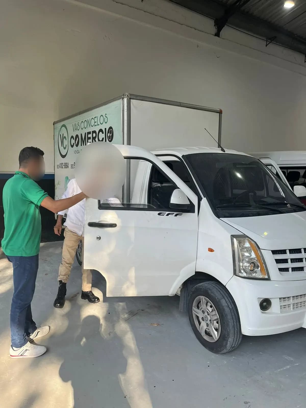 V21 Baú com o baú adesivado de uma empresa de comércio, na entrega