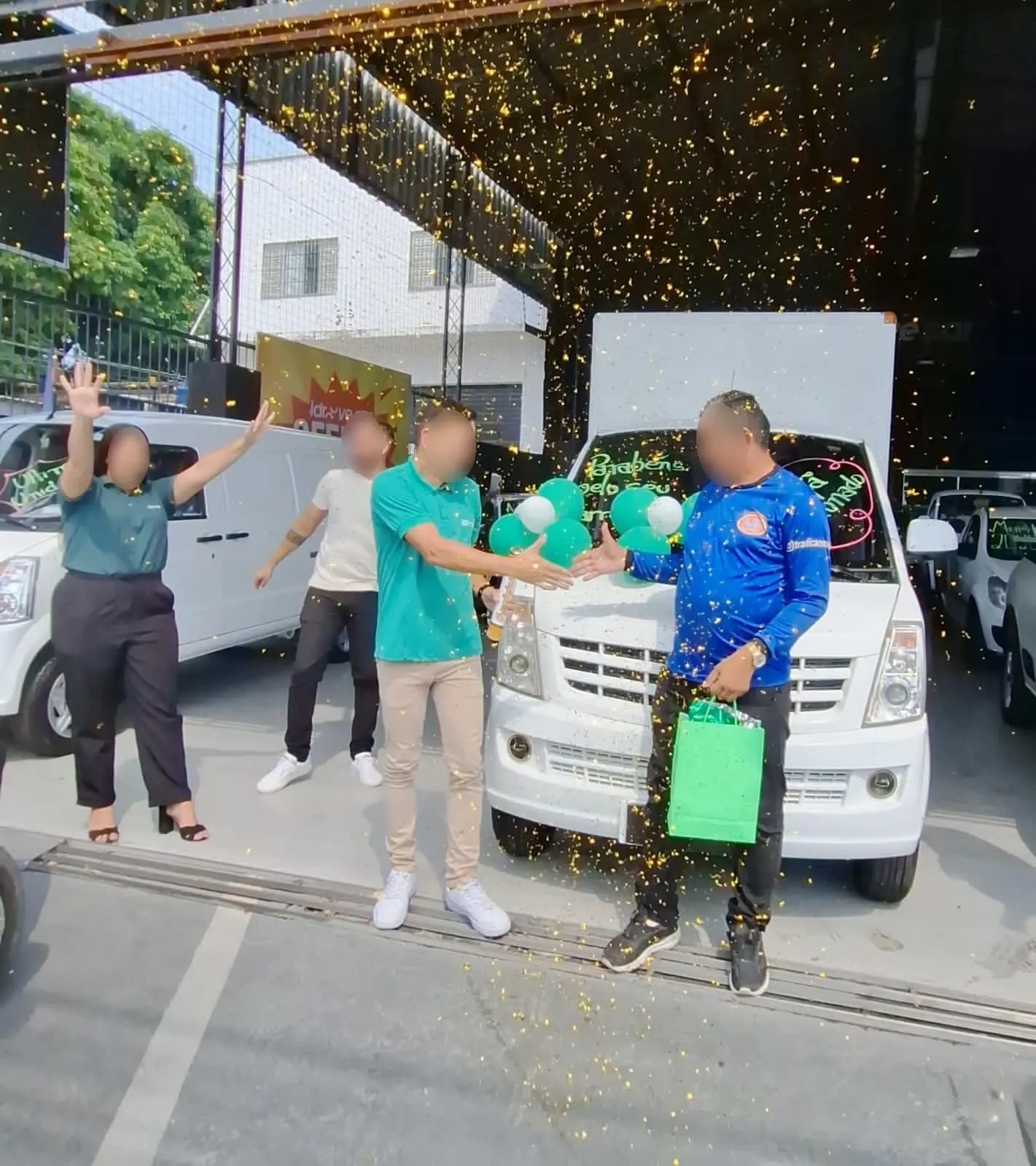 Entrega comemorada com confete e balões na loja da Idroove, com o cliente segurando a chave