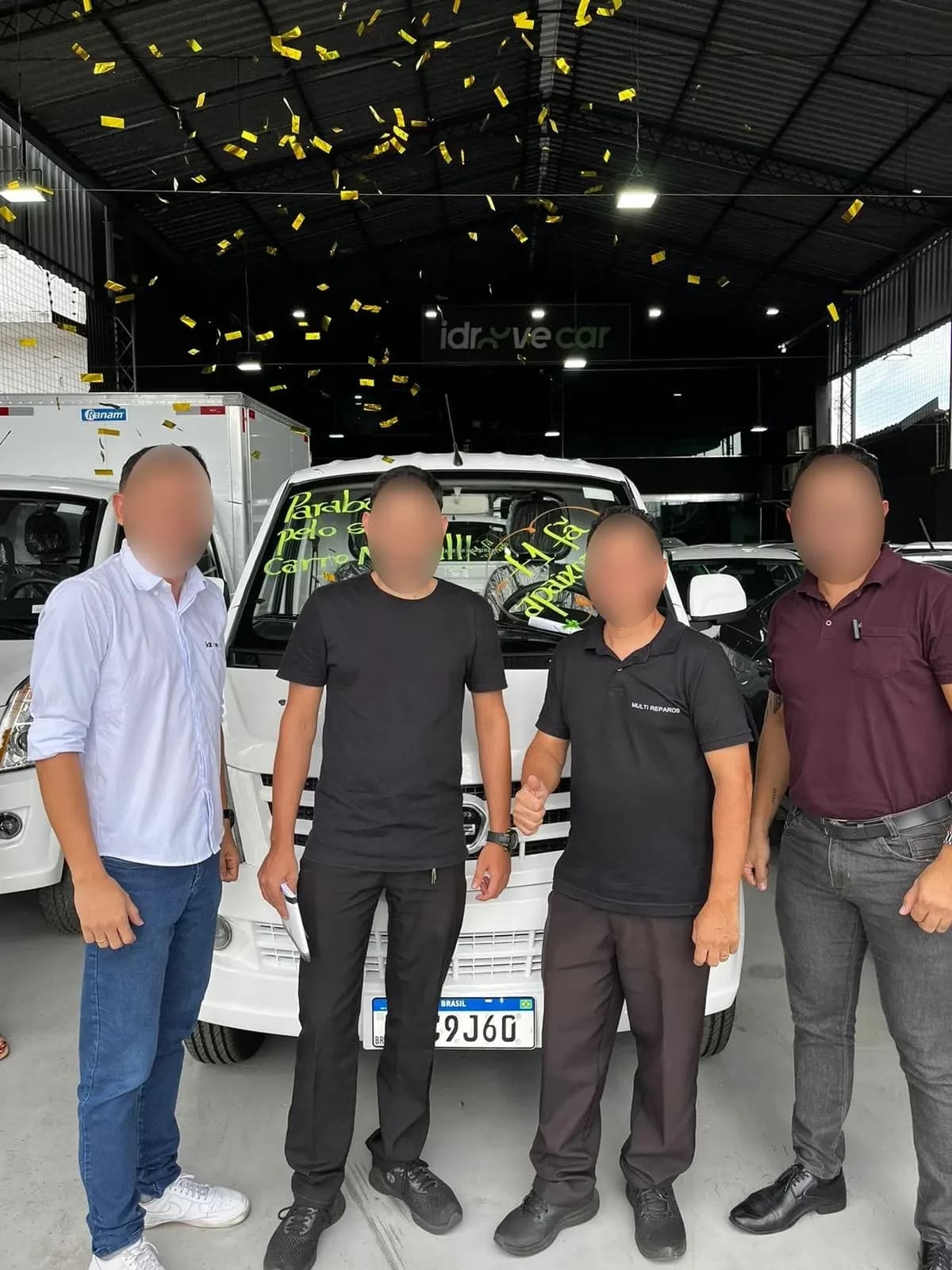 Quatro pessoas em frente ao Effa novo, com confete caindo na loja da Idroove