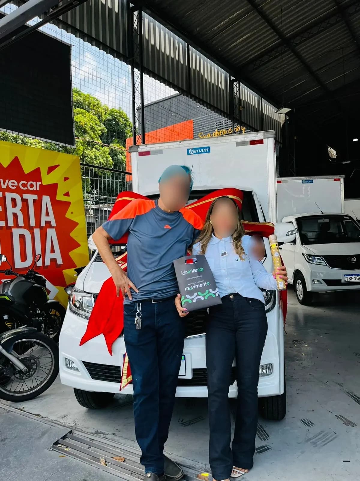 Cliente e vendedora em frente ao Effa com laço vermelho, sob a faixa Oferta do dia