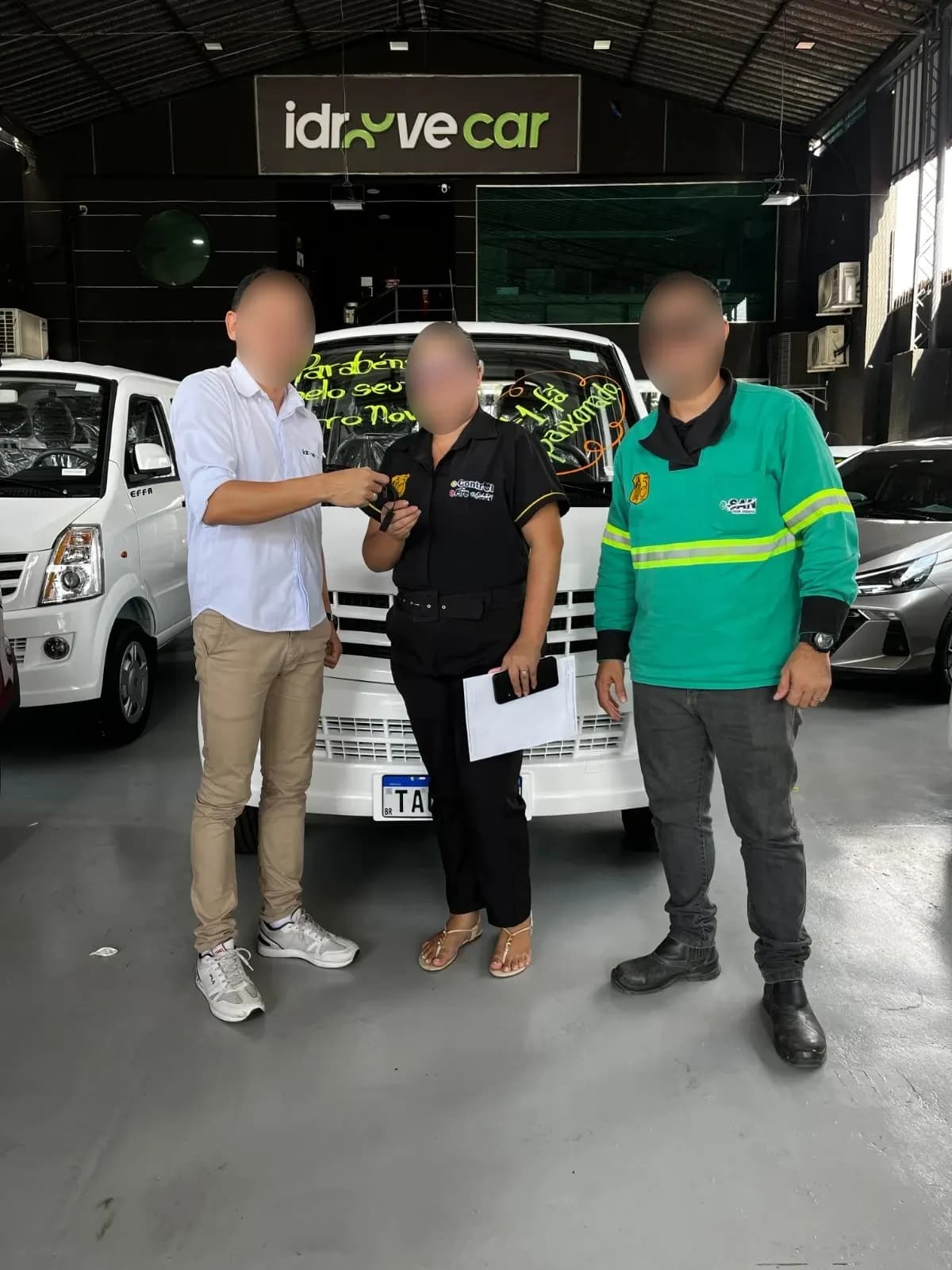 Entrega do Effa para uma empresa de controle de pragas, com a equipe e o vendedor