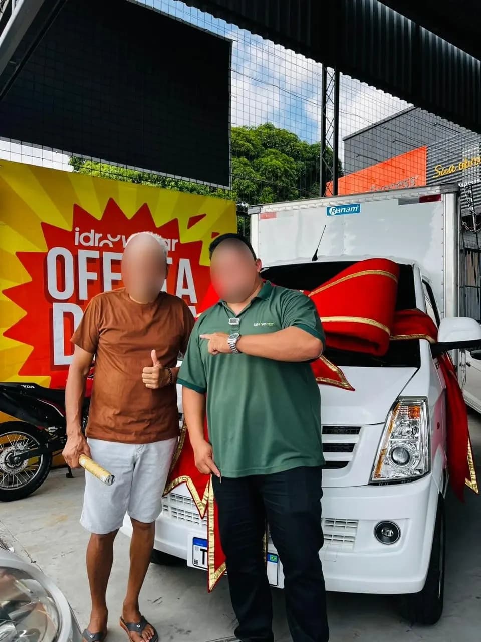 Cliente e vendedor em frente ao Effa com laço vermelho, sob a faixa Oferta do dia