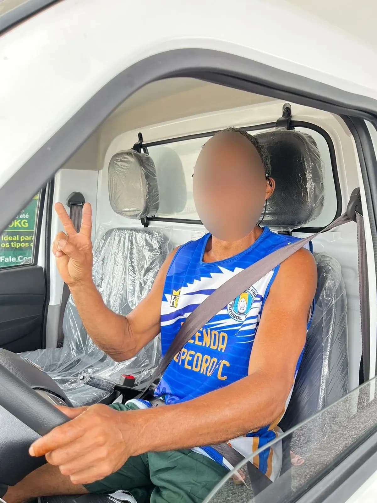 Cliente faz sinal de vitória ao volante do Effa novo