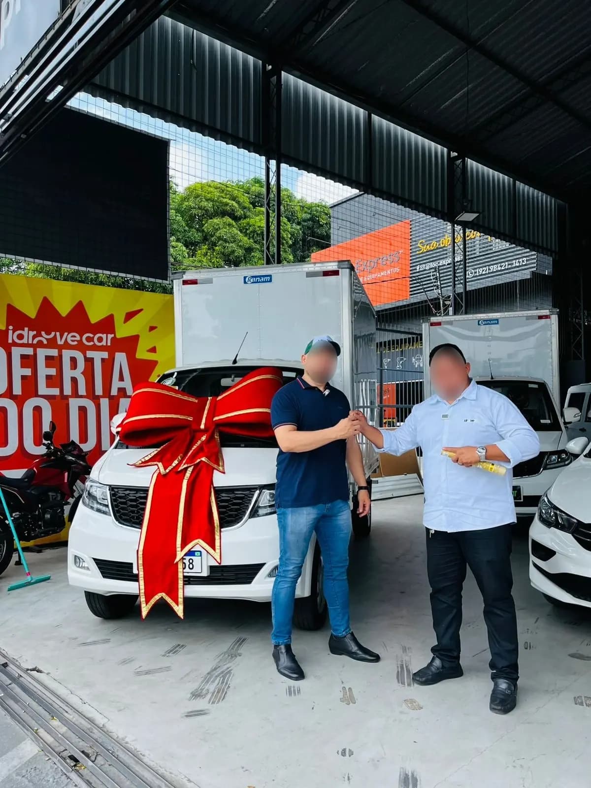 Cliente recebe o Effa com laço vermelho das mãos do vendedor