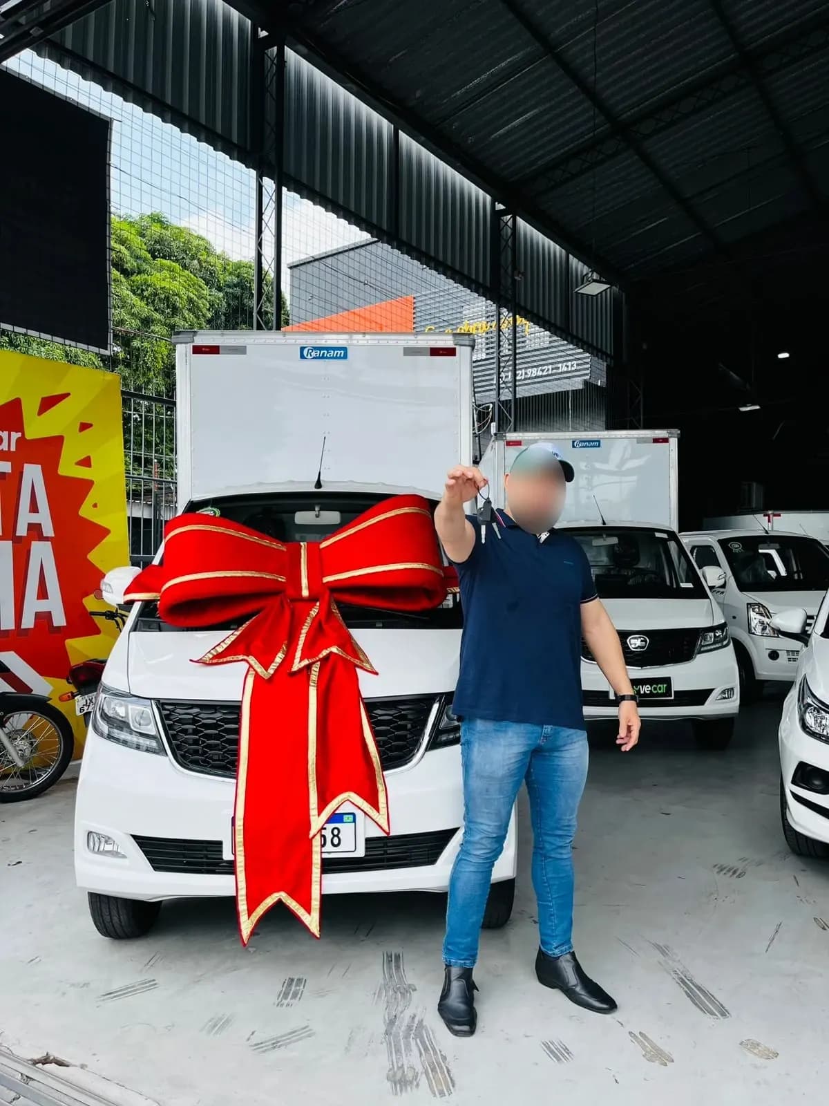 Cliente mostra a chave do Effa novo, com laço vermelho no capô