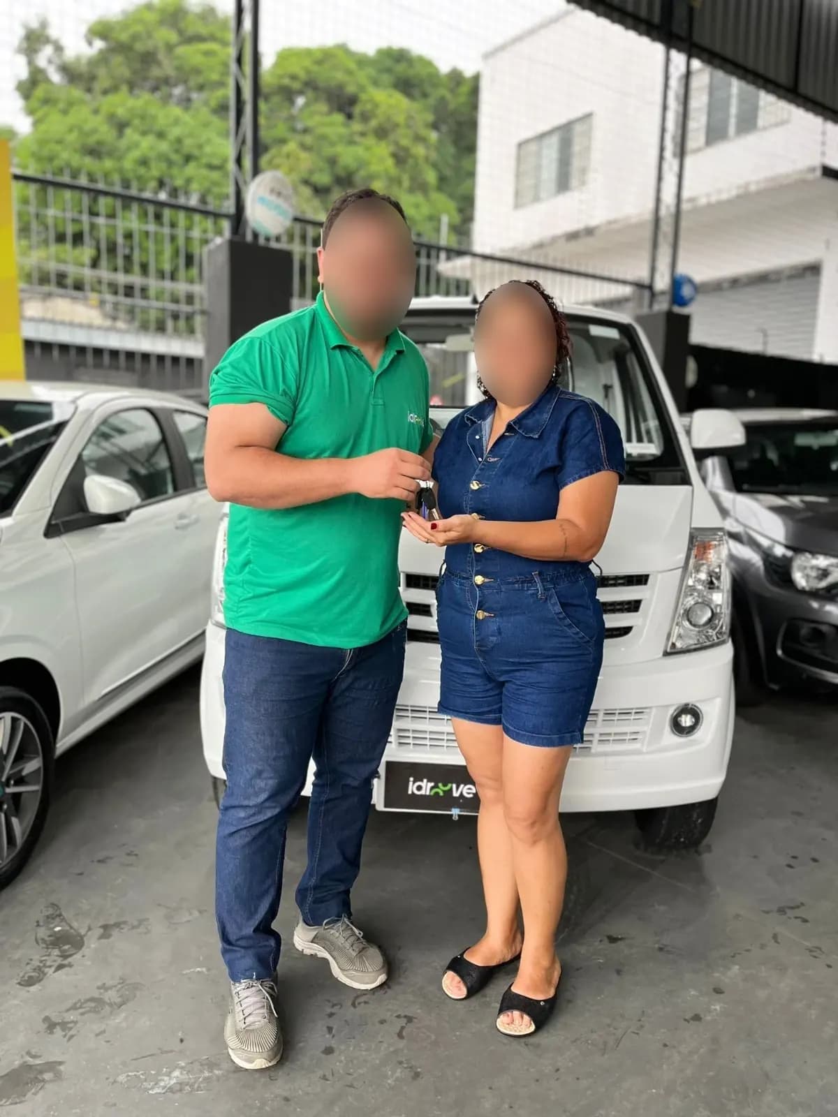 Cliente recebe o Effa novo na loja da Idroove, ao lado do vendedor