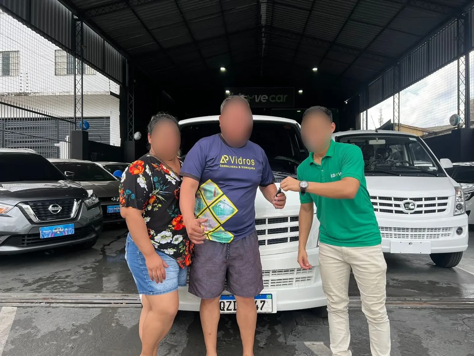 Três pessoas com a chave do Effa na loja da Idroove