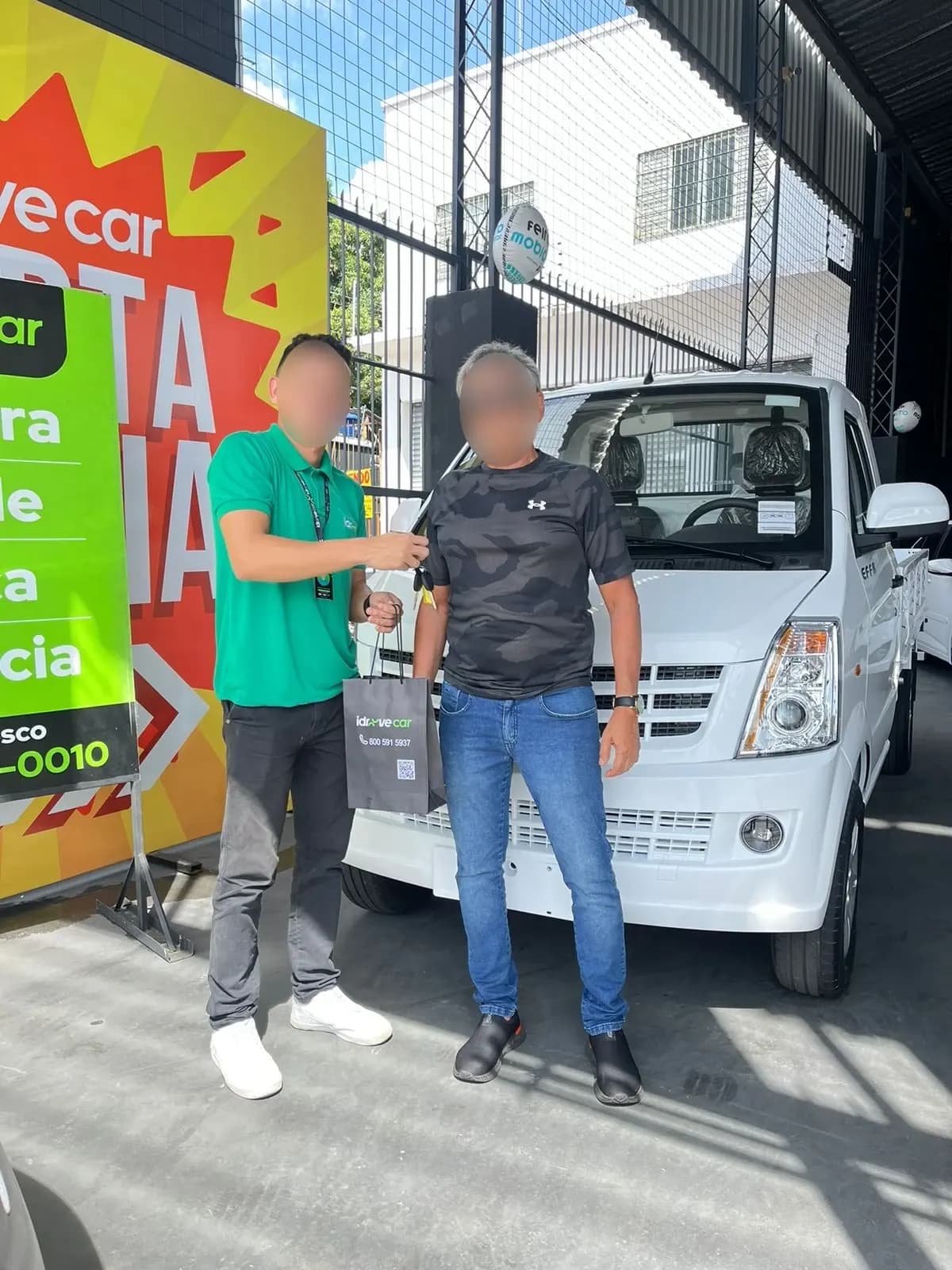 Cliente recebe o Effa novo na loja da Idroove, ao lado do vendedor