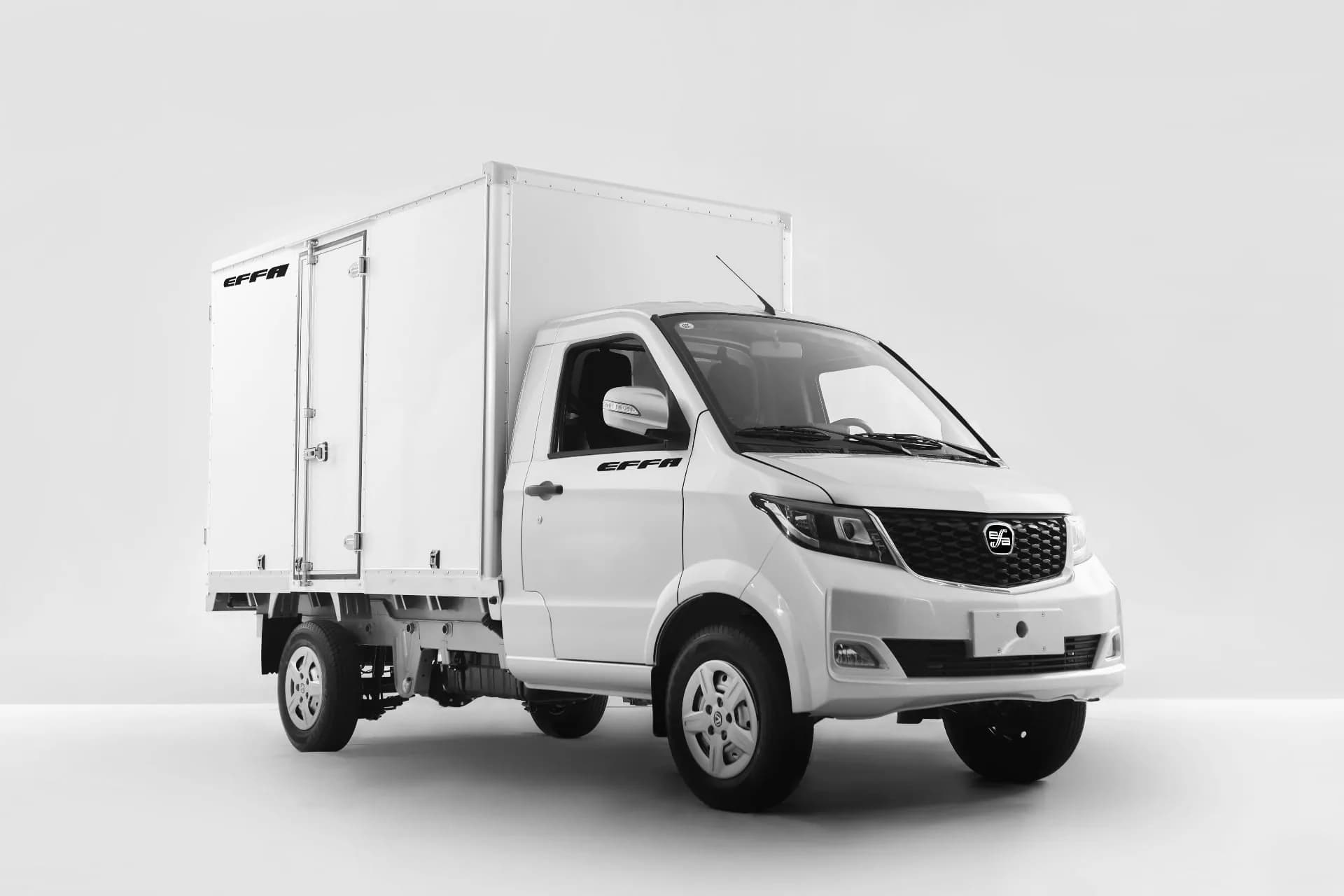 Cabine simples branca com baú isotérmico de porta traseira