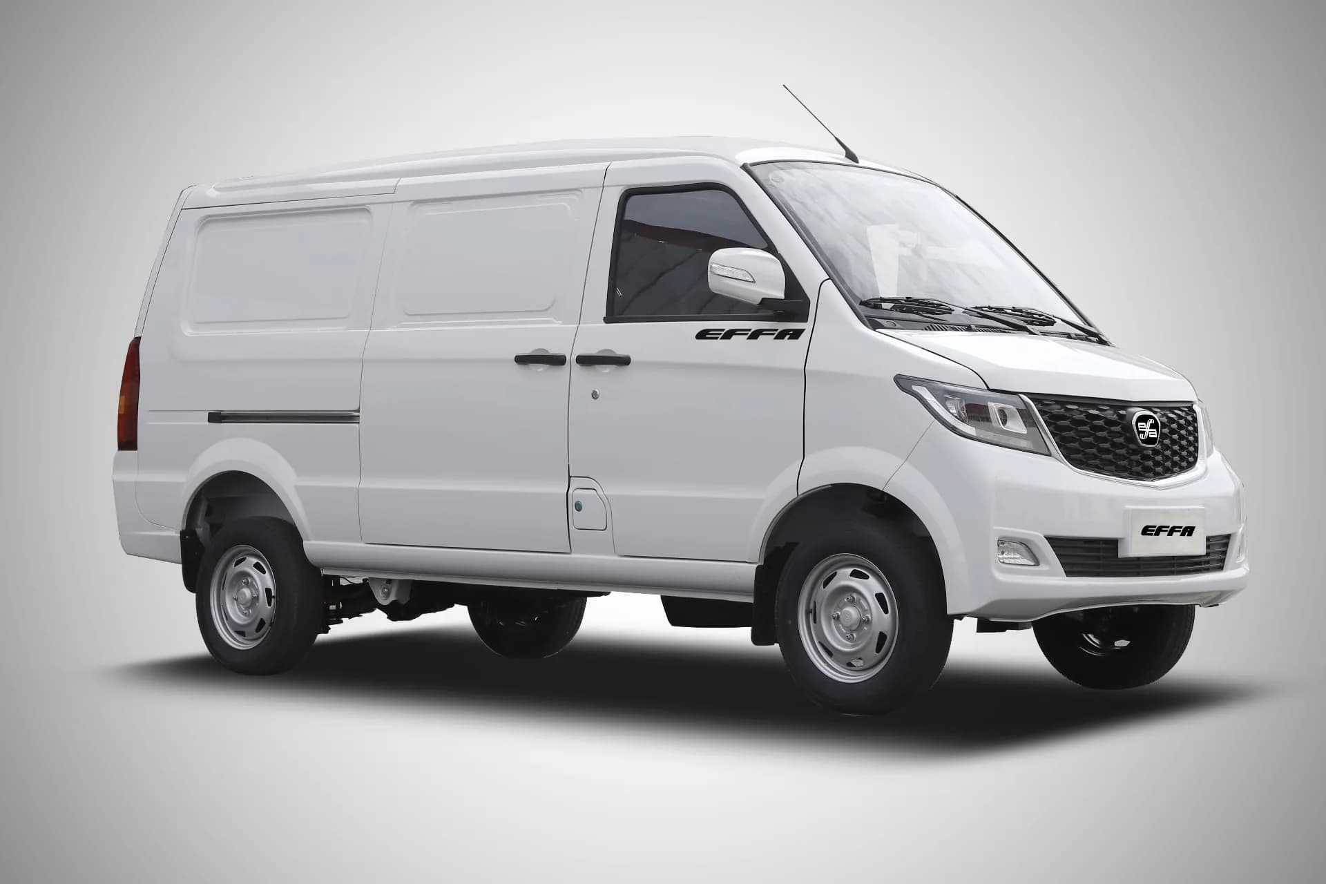 Furgão branco fechado com porta lateral corrediça