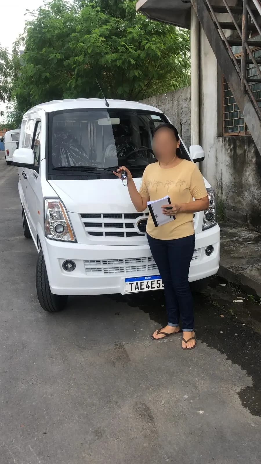 Cliente mostra a chave do Furgão V25 novo